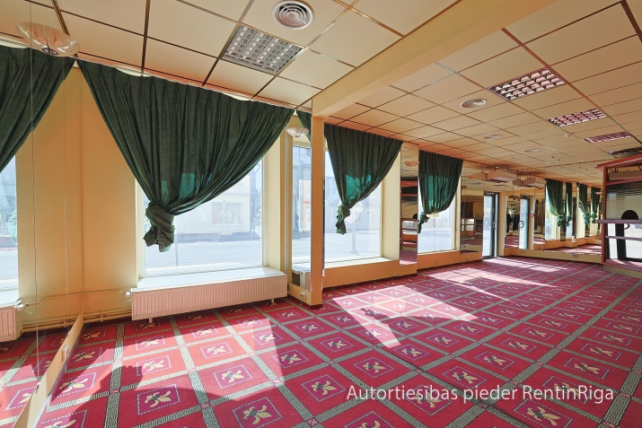 Sludinājumi. Izīrē plašas tirdzniecības telpas, kas atrodas ēkas pirmajā stāvā, ar atsevišķu ieeju no ielas.  Cena: 1581 EUR/mēn Foto #5
