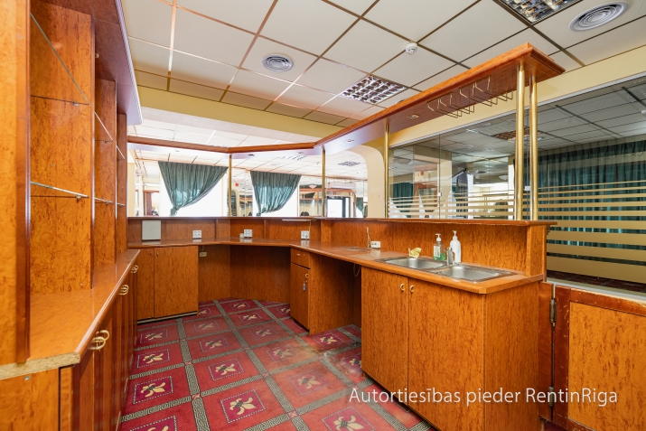 Sludinājumi. Izīrē plašas tirdzniecības telpas, kas atrodas ēkas pirmajā stāvā, ar atsevišķu ieeju no ielas.  Cena: 1581 EUR/mēn Foto #8