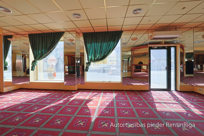 Sludinājumi. Izīrē plašas tirdzniecības telpas, kas atrodas ēkas pirmajā stāvā, ar atsevišķu ieeju no ielas.  Cena: 1581 EUR/mēn Foto #2