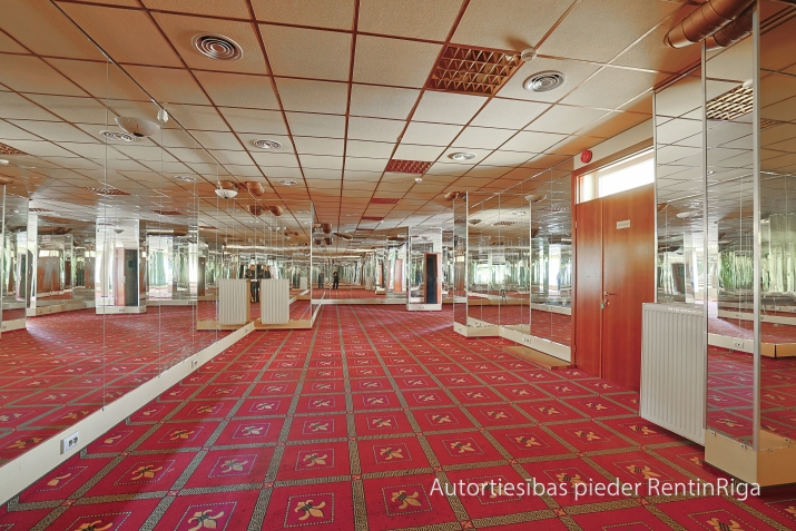 Sludinājumi. Izīrē plašas tirdzniecības telpas, kas atrodas ēkas pirmajā stāvā, ar atsevišķu ieeju no ielas.  Cena: 1581 EUR/mēn Foto #4