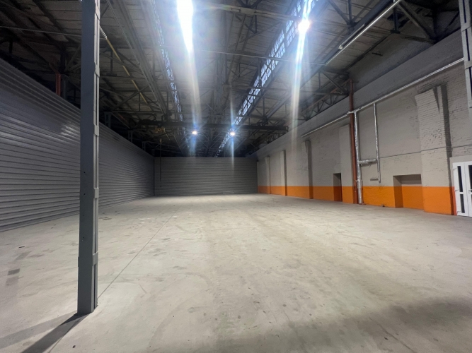 Объявление. Промышленные помещения с высокими потолками. Без отопления.  Склад 544 м2; oфисное помещение 45 m2; Цена: 3220 EUR/мес. Foto #2