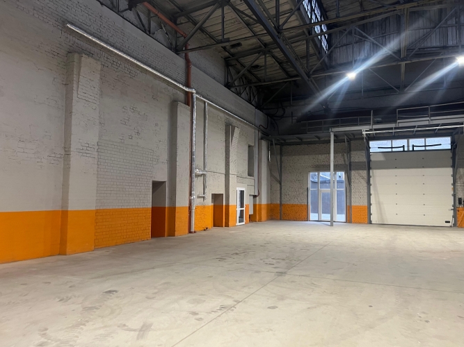 Объявление. Промышленные помещения с высокими потолками. Без отопления.  Склад 544 м2; oфисное помещение 45 m2; Цена: 3220 EUR/мес. Foto #1