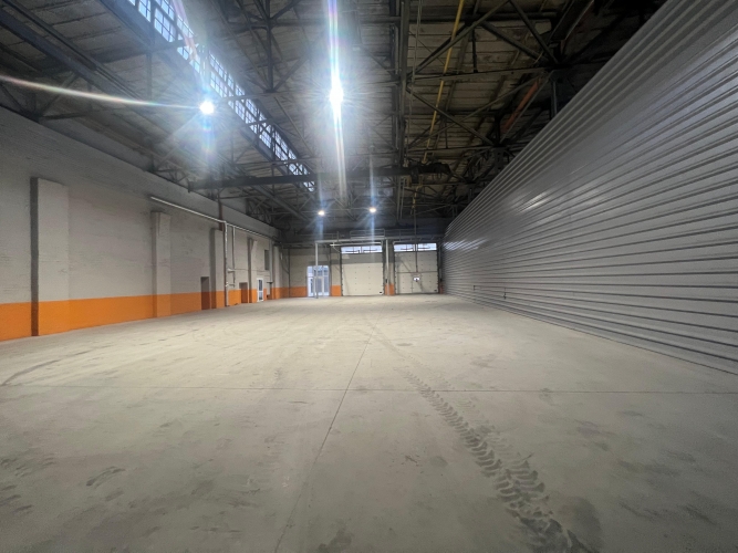 Объявление. Промышленные помещения с высокими потолками. Без отопления.  Склад 544 м2; oфисное помещение 45 m2; Цена: 3220 EUR/мес. Foto #3