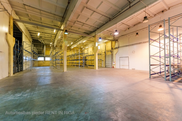 Sludinājumi. Ilgtermiņa nomai tiek piedāvātas apkurināmas noliktava, ražošanas vai veikala telpas Ganību dambī Cena: 3870 EUR/mēn Foto #1