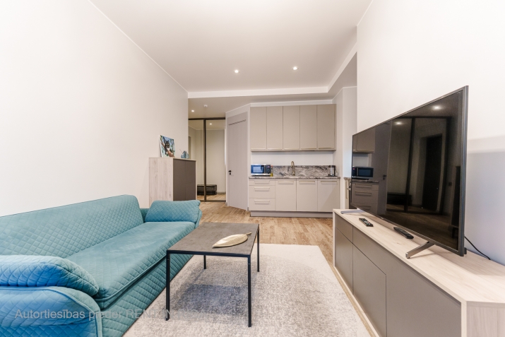 Sludinājumi. Elegants divistabu dzīvoklis īrei klusajā centrā, vēstniecību rajonā.   Atrašanās vieta: Dzīvoklis Cena: 800 EUR/mēn Foto #2