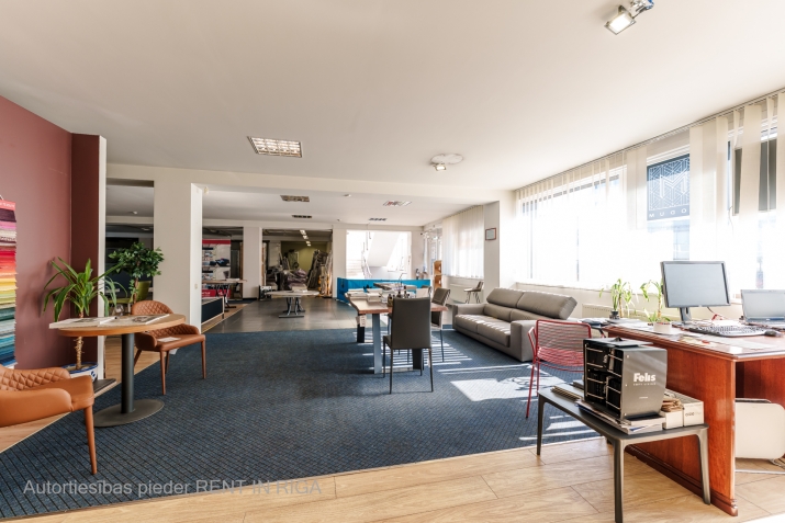 Sludinājumi. Tirdzniecības telpas pirmajā stāvā pie Dienvidu tilta. Redzamas no Krasta ielas.   Plānojumu ir Cena: 3000 EUR/mēn Foto #3