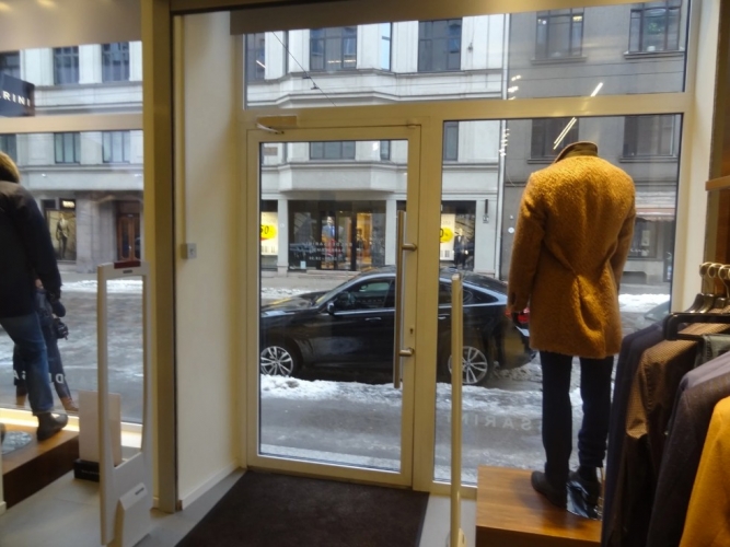 Sludinājumi. Piedāvājumā tirdzniecības telpas pašā Rīgas centrā - Tērbatas ielā!  Telpas ir ļoti labā tehniskā Cena: 2500 EUR/mēn Foto #4