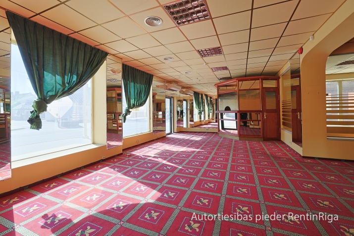 Sludinājumi. Iznomā plašas biroja telpas, kas atrodas ēkas pirmajā stāvā, ar atsevišķu ieeju no ielas.  Telpas Cena: 1581 EUR/mēn Foto #1