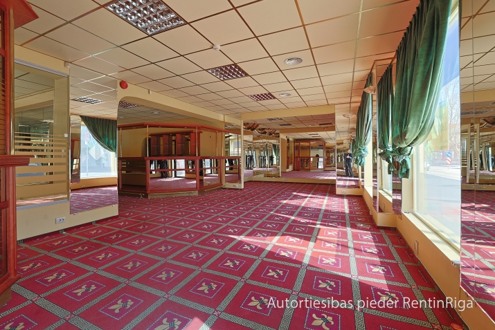 Sludinājumi. Iznomā plašas biroja telpas, kas atrodas ēkas pirmajā stāvā, ar atsevišķu ieeju no ielas.  Telpas Cena: 1581 EUR/mēn Foto #3