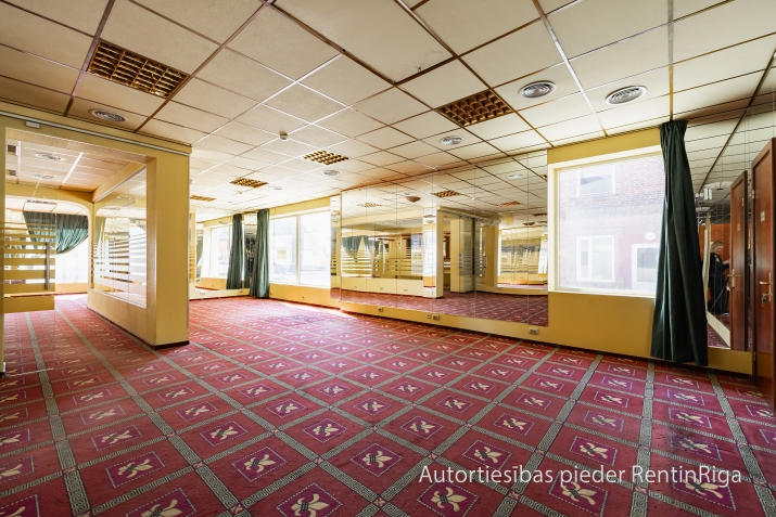 Sludinājumi. Iznomā plašas biroja telpas, kas atrodas ēkas pirmajā stāvā, ar atsevišķu ieeju no ielas.  Telpas Cena: 1581 EUR/mēn Foto #6