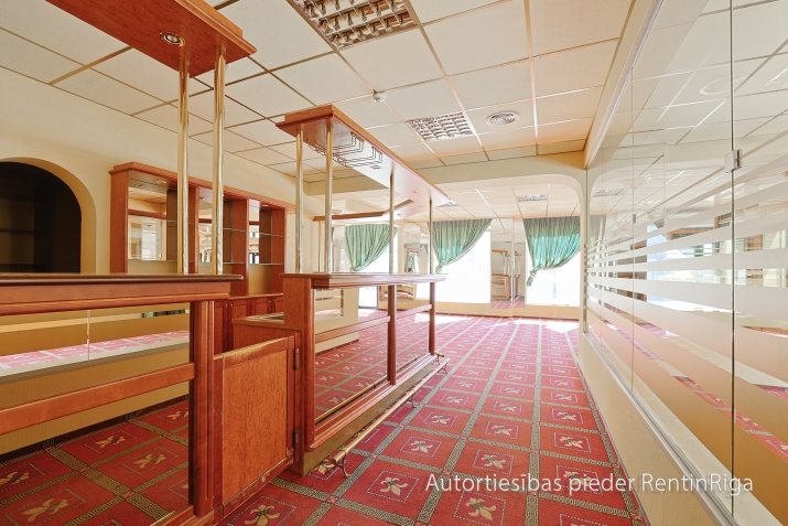 Sludinājumi. Iznomā plašas biroja telpas, kas atrodas ēkas pirmajā stāvā, ar atsevišķu ieeju no ielas.  Telpas Cena: 1581 EUR/mēn Foto #9