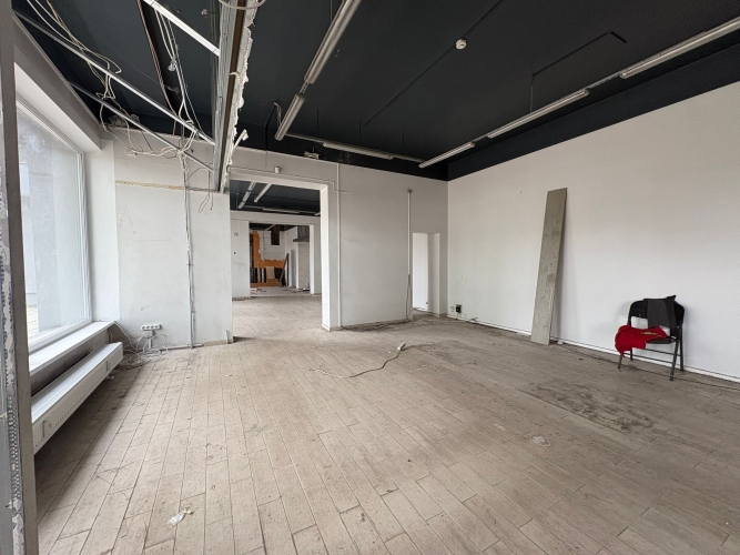 Sludinājumi. Pieejamas tirdzniecības telpas unikālā vietā  pretī Nacionālajai bibliotēkai.  Telpu kopējā platība Cena: 1100 EUR/mēn Foto #2