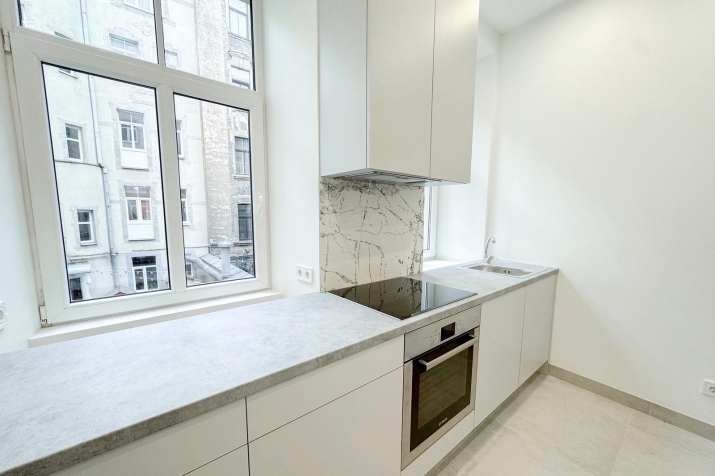 Sludinājumi. Izīrē izsmalcinātu 4-istabu dzīvokli uz klusās Akas ielas, starp Ģertrūdes un Lāčplēša ielu.  Šis Cena: 1500 EUR/mēn Foto #6