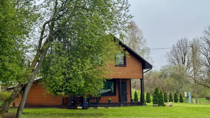 Объявление. Продаётся  качественно построенный дом у озера Бабите. Сочетает комфорт, близость к природе и Ригу Цена: 186000 EUR Foto #1