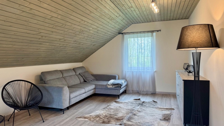 Объявление. Продаётся  качественно построенный дом у озера Бабите. Сочетает комфорт, близость к природе и Ригу Цена: 186000 EUR Foto #2