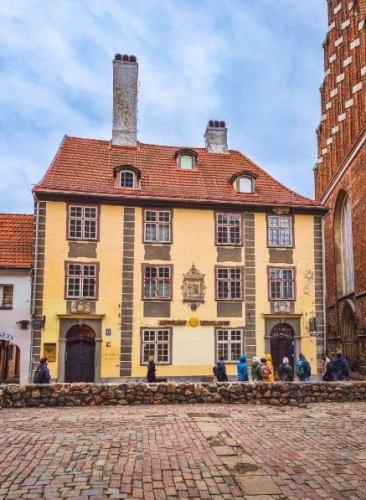 Sludinājumi. Viesnīcas ēka Vecrīgā  pašā pilsētas sirdī. Ēkai ir lieliska redzamība, un apkārtējās ielas ir Cena: 5000 EUR/mēn Foto #1