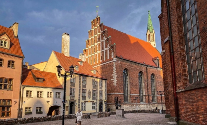 Sludinājumi. Viesnīcas ēka Vecrīgā  pašā pilsētas sirdī. Ēkai ir lieliska redzamība, un apkārtējās ielas ir Cena: 5000 EUR/mēn Foto #2