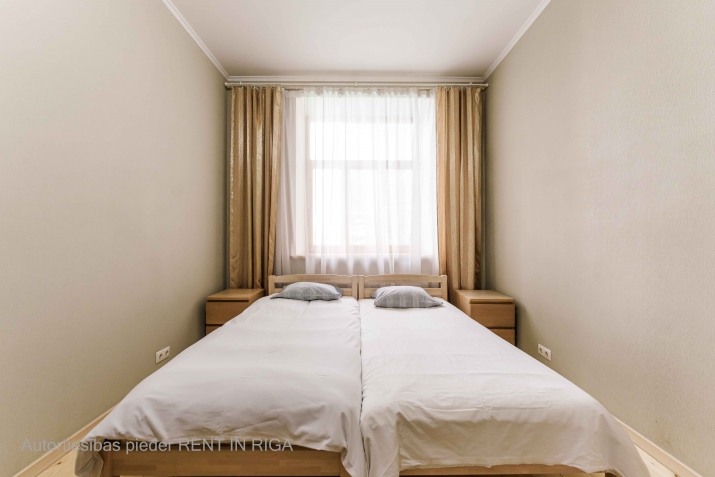 Sludinājumi. Tiek izīrēts liels dzīvoklis Klusajā centrā. Pieejams no 25.oktobra.  Dzīvokļa plānojums: - 3 Cena: 1000 EUR/mēn Foto #7