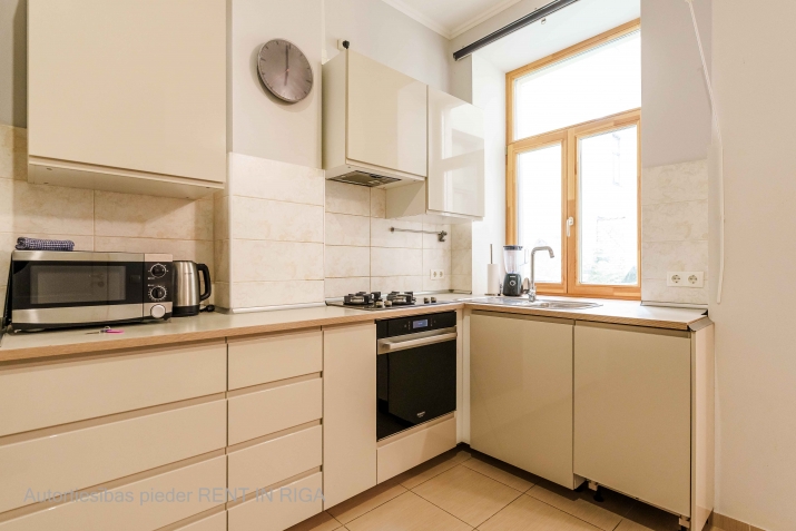 Sludinājumi. Tiek izīrēts liels dzīvoklis Klusajā centrā. Pieejams no 25.oktobra.  Dzīvokļa plānojums: - 3 Cena: 1000 EUR/mēn Foto #3