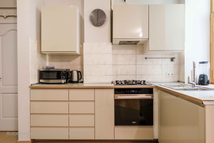 Sludinājumi. Tiek izīrēts liels dzīvoklis Klusajā centrā. Pieejams no 25.oktobra.  Dzīvokļa plānojums: - 3 Cena: 1000 EUR/mēn Foto #2