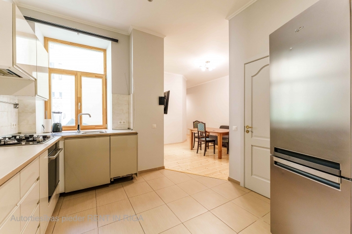 Sludinājumi. Tiek izīrēts liels dzīvoklis Klusajā centrā. Pieejams no 25.oktobra.  Dzīvokļa plānojums: - 3 Cena: 1000 EUR/mēn Foto #4