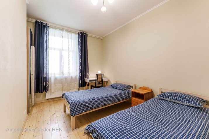 Sludinājumi. Tiek izīrēts liels dzīvoklis Klusajā centrā. Pieejams no 25.oktobra.  Dzīvokļa plānojums: - 3 Cena: 1000 EUR/mēn Foto #9