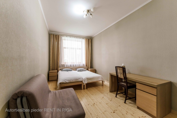 Sludinājumi. Tiek izīrēts liels dzīvoklis Klusajā centrā. Pieejams no 25.oktobra.  Dzīvokļa plānojums: - 3 Cena: 1000 EUR/mēn Foto #8