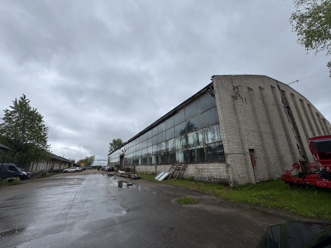 Объявление. Неотапливаемые складские помещения в Румбуле      1-й этаж;      Высота потолков до фермы  7 м;     Цена: 3086 EUR/мес. Foto #1