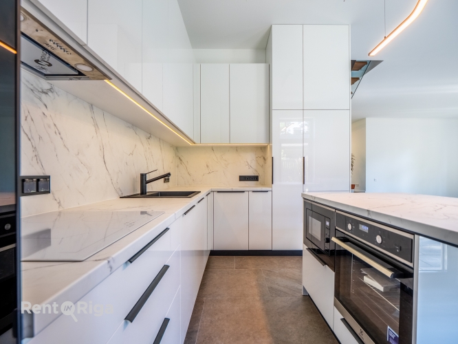 Sludinājumi. Ilgtermiņa īrei pieejama pilnībā jauna, ekskluzīva privātmāja.  Māja atrodas tikai 750 metru Cena: 2700 EUR/mēn Foto #6