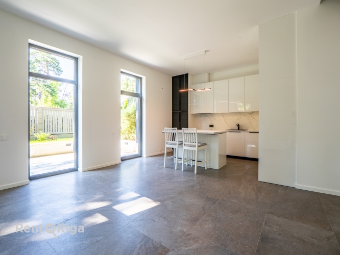 Sludinājumi. Ilgtermiņa īrei pieejama pilnībā jauna, ekskluzīva privātmāja.  Māja atrodas tikai 750 metru Cena: 2700 EUR/mēn Foto #7