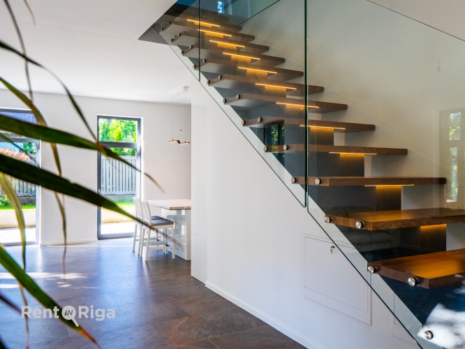 Sludinājumi. Ilgtermiņa īrei pieejama pilnībā jauna, ekskluzīva privātmāja.  Māja atrodas tikai 750 metru Cena: 2700 EUR/mēn Foto #4