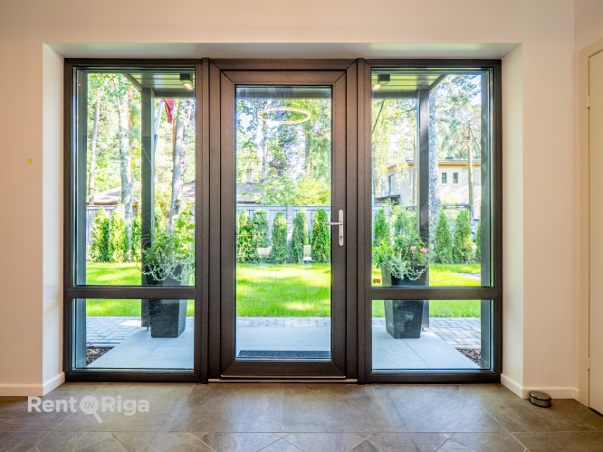 Sludinājumi. Ilgtermiņa īrei pieejama pilnībā jauna, ekskluzīva privātmāja.  Māja atrodas tikai 750 metru Cena: 2700 EUR/mēn Foto #2