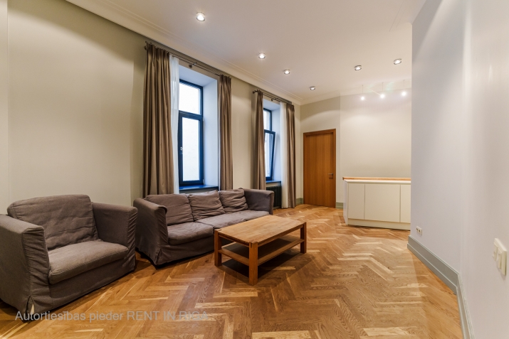 Sludinājumi. Tiek pārdots divu istabu dzīvoklis Rīgas Klusajā centrā  Elizabetes ielā, iekšpagalma mājā. Izcila Cena: 140000 EUR Foto #1