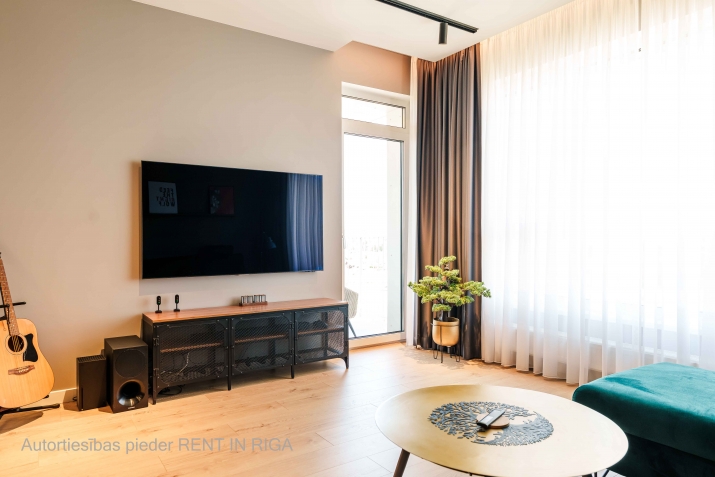 Sludinājumi. Izīrē mūsdienīgu un pilnībā aprīkotu dzīvokli(48,8m) ar balkonu (5,4 m). Plašajā viesistabā ir Cena: 850 EUR/mēn Foto #1