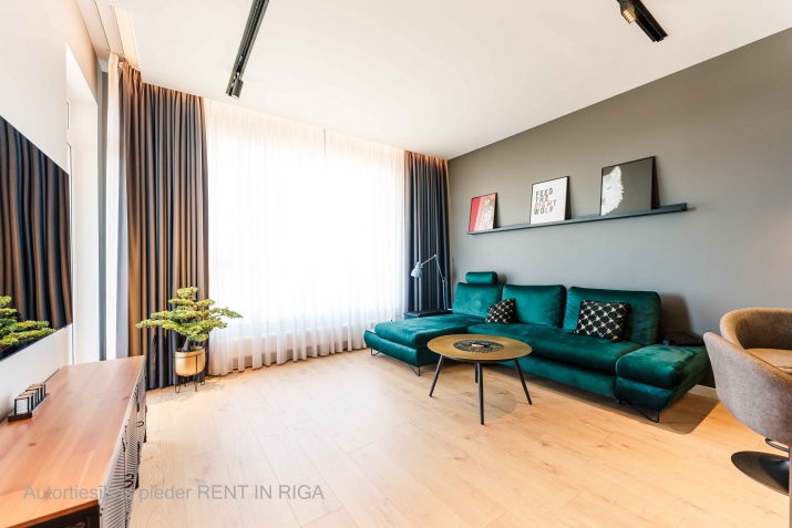 Sludinājumi. Izīrē mūsdienīgu un pilnībā aprīkotu dzīvokli(48,8m) ar balkonu (5,4 m). Plašajā viesistabā ir Cena: 850 EUR/mēn Foto #4