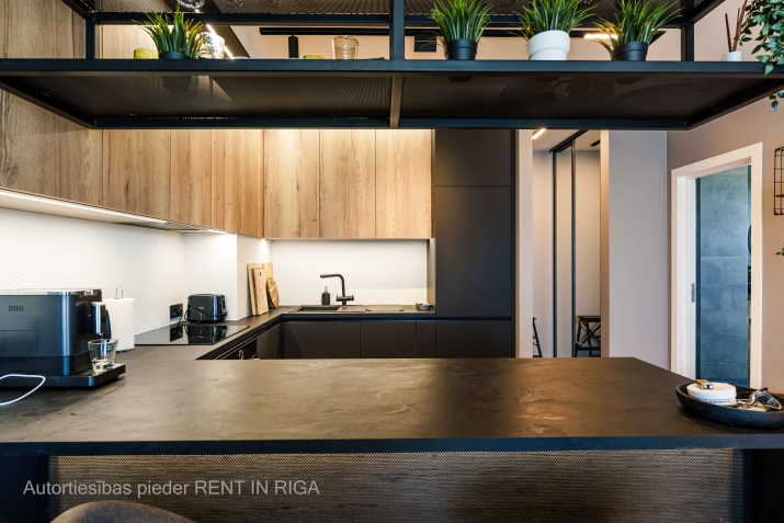 Sludinājumi. Izīrē mūsdienīgu un pilnībā aprīkotu dzīvokli(48,8m) ar balkonu (5,4 m). Plašajā viesistabā ir Cena: 850 EUR/mēn Foto #7