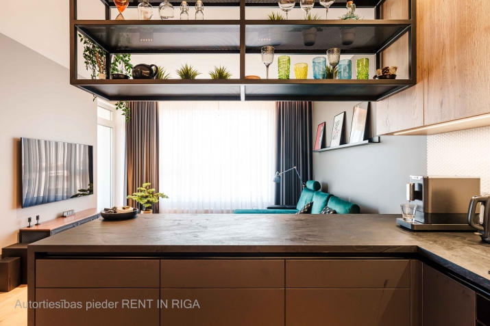 Sludinājumi. Izīrē mūsdienīgu un pilnībā aprīkotu dzīvokli(48,8m) ar balkonu (5,4 m). Plašajā viesistabā ir Cena: 850 EUR/mēn Foto #6