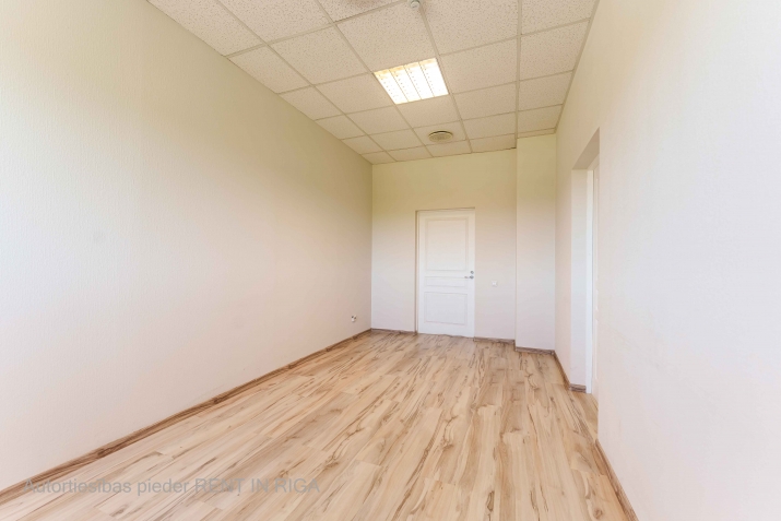 Sludinājumi. Biroja telpas Imantā, renovētā ēkā.  Telpas izvietotas ēkas 3. stāvā. Koplietošanas WC.  Ēka Cena: 170 EUR/mēn Foto #4