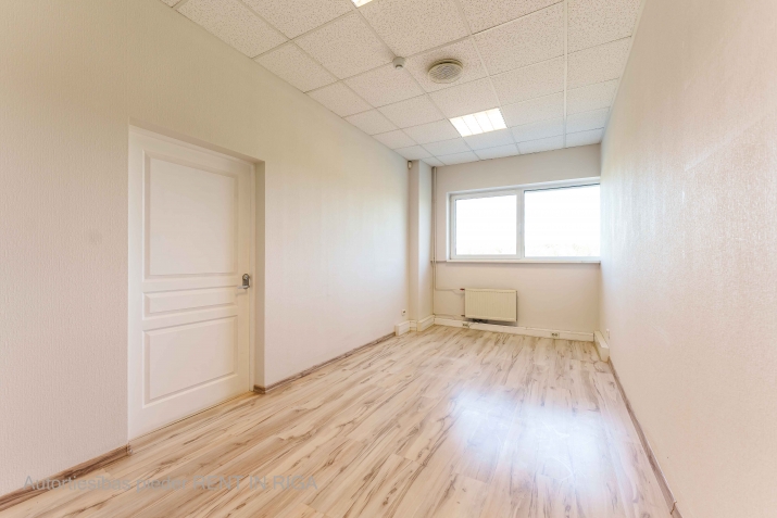 Sludinājumi. Biroja telpas Imantā, renovētā ēkā.  Telpas izvietotas ēkas 3. stāvā. Koplietošanas WC.  Ēka Cena: 170 EUR/mēn Foto #1