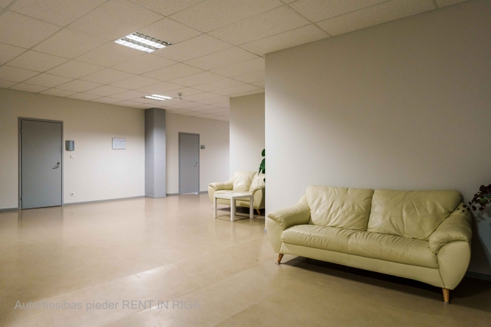 Sludinājumi. Biroja telpas Imantā, renovētā ēkā.  Telpas izvietotas ēkas 3. stāvā. Koplietošanas WC.  Ēka Cena: 170 EUR/mēn Foto #6