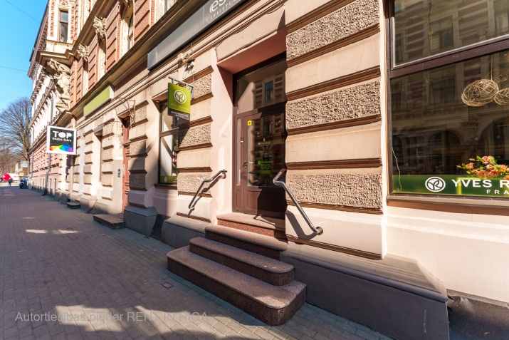 Sludinājumi. TIRDZNIECĪBAS TELPAS RĪGAS CENTRĀ  ALFRĒDA KALNIŅA IELĀ 1  Piedāvājumā plašas un daudzfunkcionālas Cena: 282000 EUR Foto #1