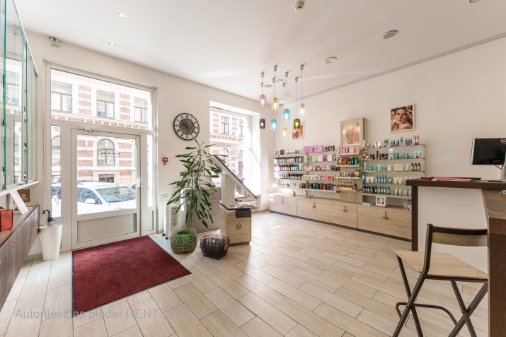 Sludinājumi. TIRDZNIECĪBAS TELPAS RĪGAS CENTRĀ  ALFRĒDA KALNIŅA IELĀ 1  Piedāvājumā plašas un daudzfunkcionālas Cena: 282000 EUR Foto #2