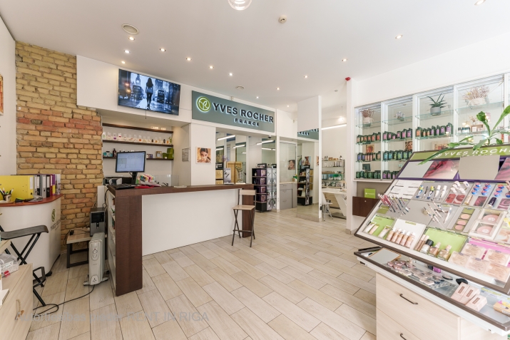 Sludinājumi. TIRDZNIECĪBAS TELPAS RĪGAS CENTRĀ  ALFRĒDA KALNIŅA IELĀ 1  Piedāvājumā plašas un daudzfunkcionālas Cena: 282000 EUR Foto #3