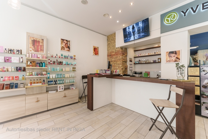 Sludinājumi. TIRDZNIECĪBAS TELPAS RĪGAS CENTRĀ  ALFRĒDA KALNIŅA IELĀ 1  Piedāvājumā plašas un daudzfunkcionālas Cena: 282000 EUR Foto #4