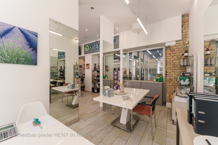 Sludinājumi. TIRDZNIECĪBAS TELPAS RĪGAS CENTRĀ  ALFRĒDA KALNIŅA IELĀ 1  Piedāvājumā plašas un daudzfunkcionālas Cena: 282000 EUR Foto #5
