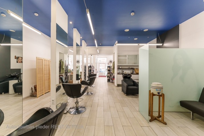 Sludinājumi. TIRDZNIECĪBAS TELPAS RĪGAS CENTRĀ  ALFRĒDA KALNIŅA IELĀ 1  Piedāvājumā plašas un daudzfunkcionālas Cena: 282000 EUR Foto #7