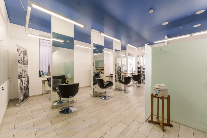 Sludinājumi. TIRDZNIECĪBAS TELPAS RĪGAS CENTRĀ  ALFRĒDA KALNIŅA IELĀ 1  Piedāvājumā plašas un daudzfunkcionālas Cena: 282000 EUR Foto #9