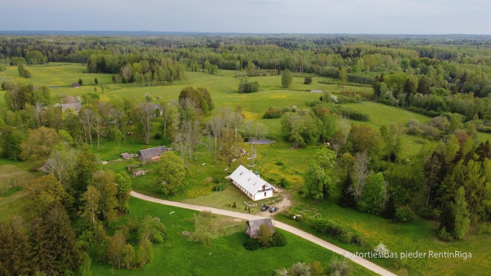Sludinājumi. Kvalitatīvi un pārdomāti būvēta lauku māja no dabīgiem un ilgtspējīgiem materiāliem.  Īpašums Cena: 294000 EUR Foto #1