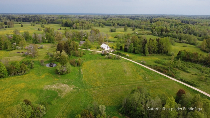 Sludinājumi. Kvalitatīvi un pārdomāti būvēta lauku māja no dabīgiem un ilgtspējīgiem materiāliem.  Īpašums Cena: 294000 EUR Foto #2