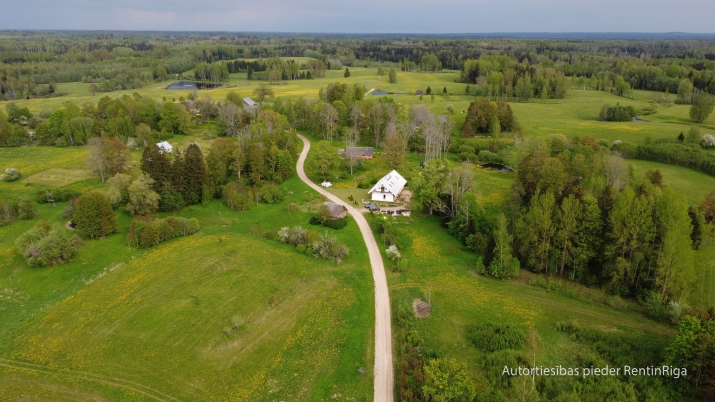 Sludinājumi. Kvalitatīvi un pārdomāti būvēta lauku māja no dabīgiem un ilgtspējīgiem materiāliem.  Īpašums Cena: 294000 EUR Foto #3